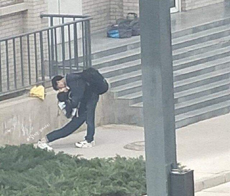 그녀의 허리가 활처럼 휘었다